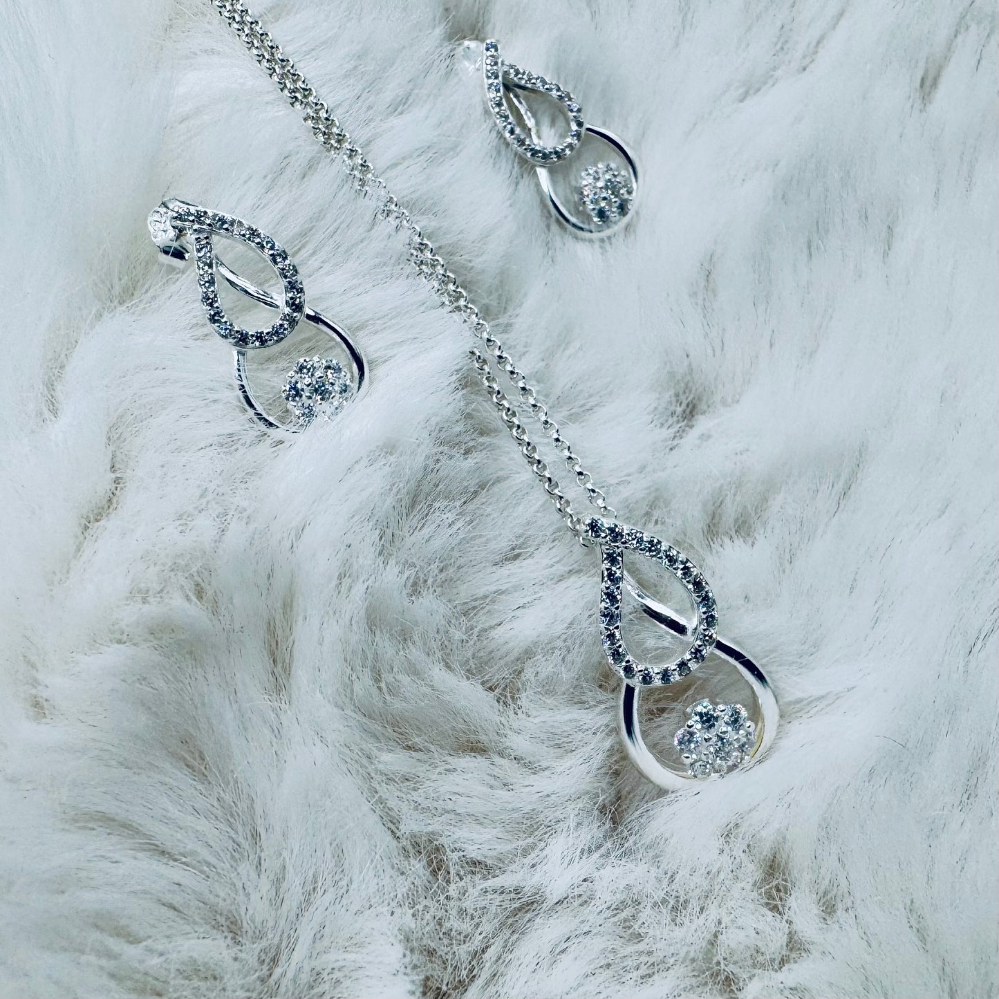 Elegant Teardrop Jewelry Set